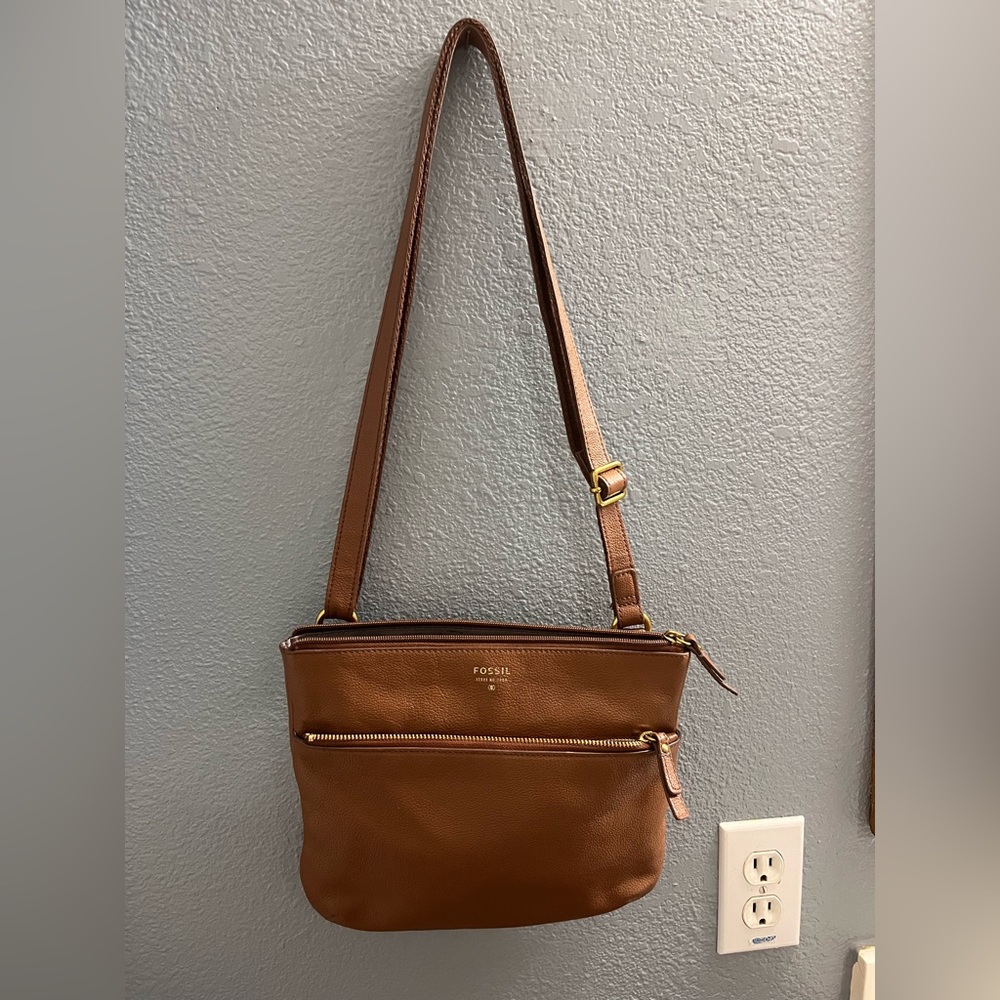Fossil leather cross body bag with zipper closures EUC